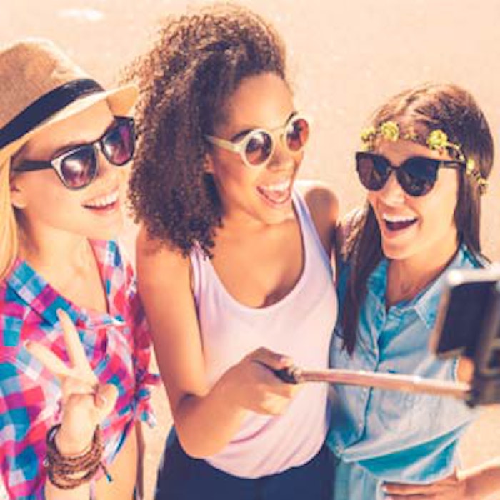 300_Women_Selfie