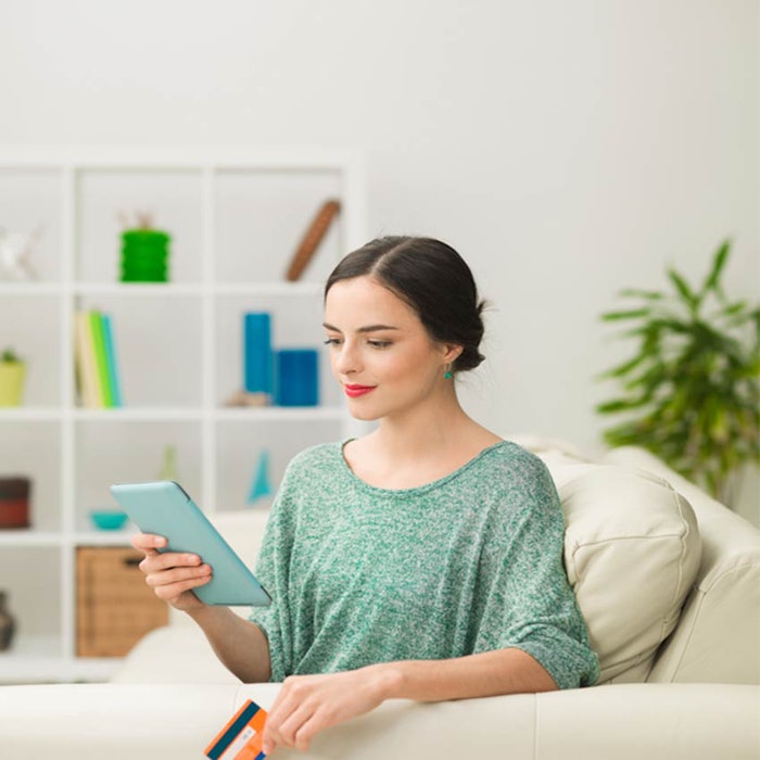 850-woman-shopping-tablet