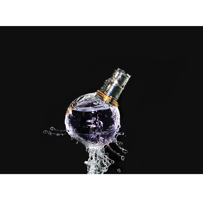 850_glassperfumebottleonwater