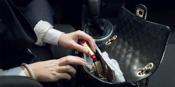 425-woman-purse-lipstick