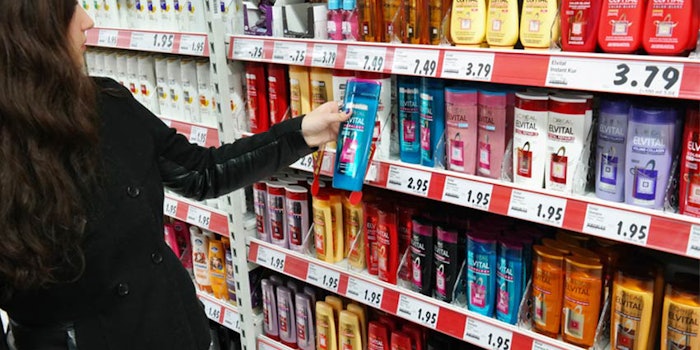 425-woman-shampoo-shop