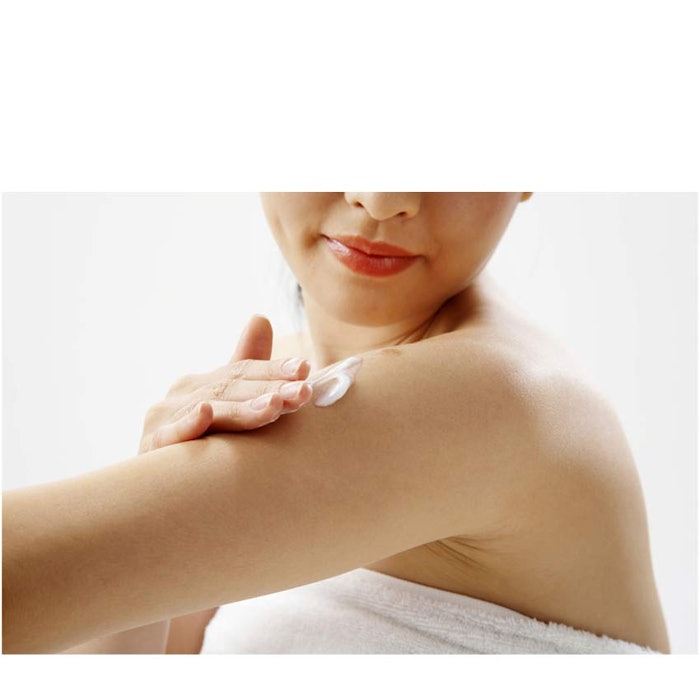 850_womanapplyingcream_p