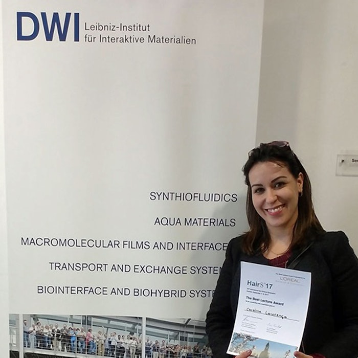 Carolina Lourenco receives award on behalf of Symrise
