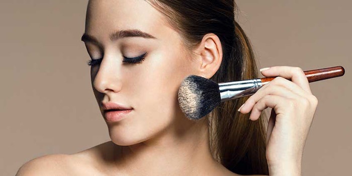 WomanWithPowderBrush_425