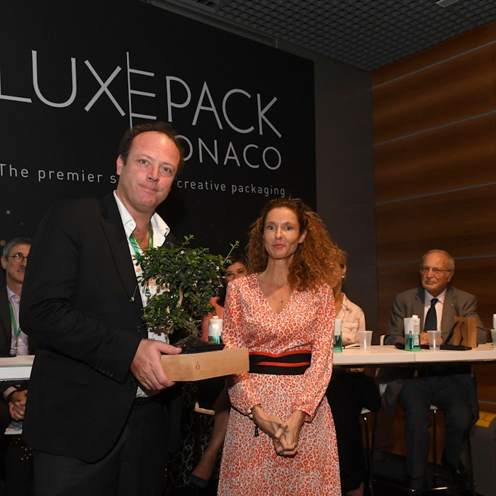 Thomas Riou (Verescence’s CEO) receives the Luxe Pack in Green award alongside jury member Cécile Lochard (CEO of Citizen Luxury).