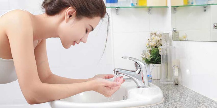 washingfaceatsink_425