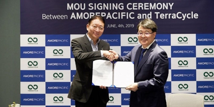 Saehong Ahn, president of Amorepacific Corporation (left), and Eric Kawabata, the Asia-Pacific manager of TerraCycle (right), have signed an MOU at Amorepacific Headquarters for recycling empty bottles.
