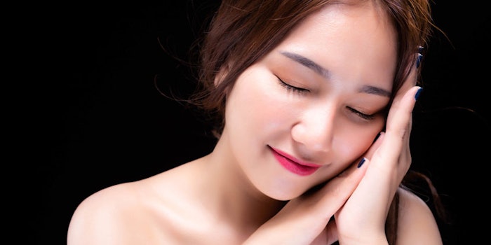 AsianWomanFaceSootheHands850x425