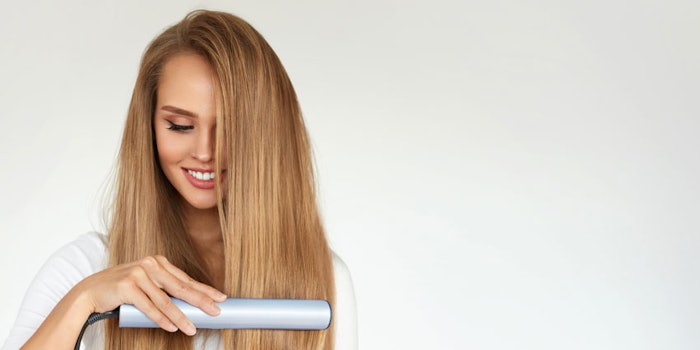 WomanFlatIroniningHair850x425