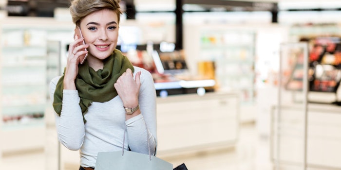 YoungWomanShoppingSmartPhone850x425