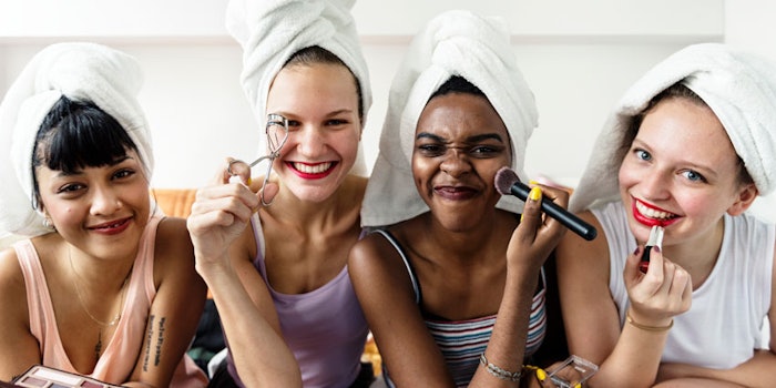 ConsumersUsingCosmetics850x425