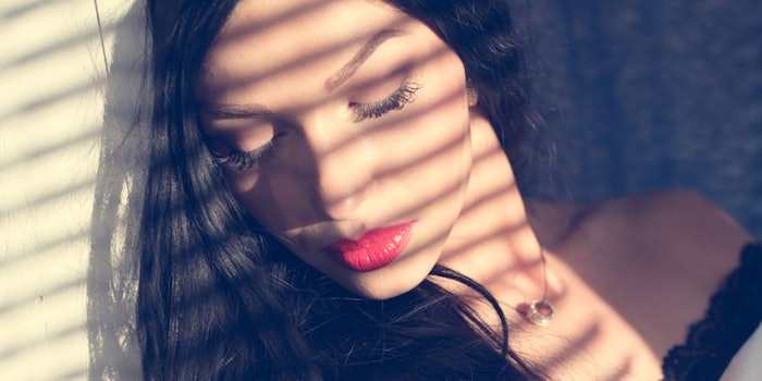 WomanBeautyShadowsBlinds850x425