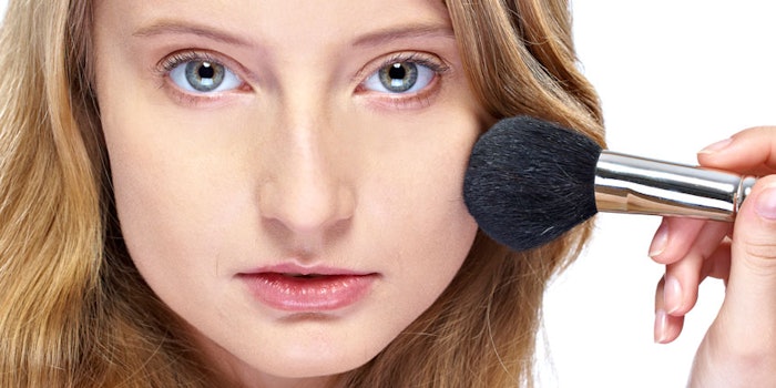 WomanBlondeApplyingPowder850x425