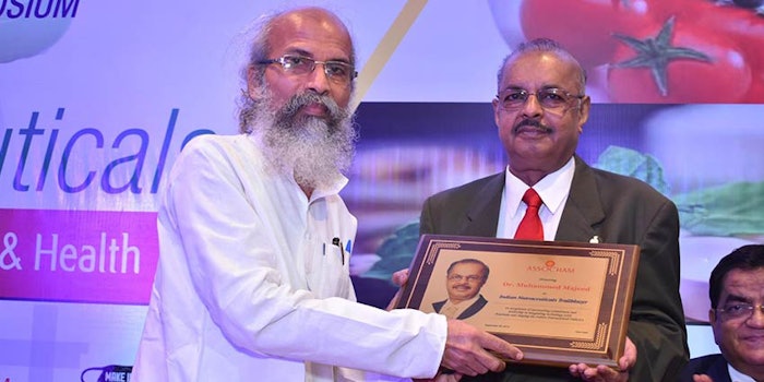 Muhammed Majeed, Ph.D., chairman and managing director, Sami Labs Limited and Sabinsa, accepting 2019 Indian Nutraceuticals Trailblazer award from Shri Pratap Chandra Sarangi, Hon, Minister of State for Micro, Small and Medium Enterprises and Animal Husbandry, Government of India.