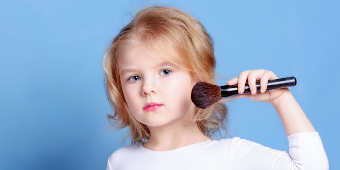 YoungGirlApplyingBlush850x425