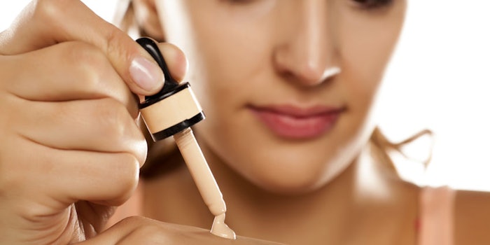 womanliqudfoundationdropper850x425