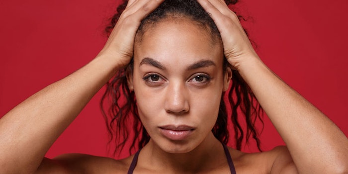 YoungAfricanWomanPullingHairUp_850x425