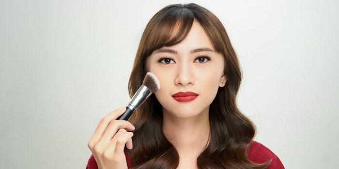 AsianWomanApplyingFoundationPowderBrush_850x425