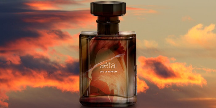 The fragrance has notes of florals, woods and spices.