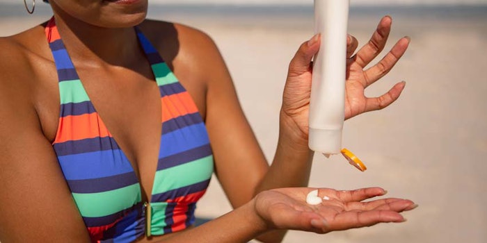 WomenOnBeachApplyingSunscreen_850x425