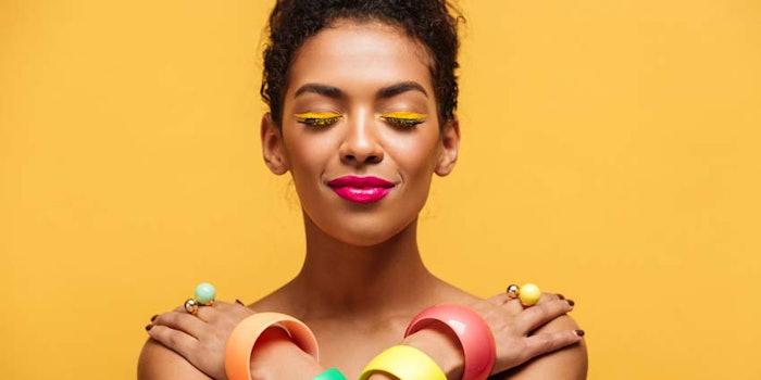 EthnicWomanRelaxedSensualColorCosmetics_850x425
