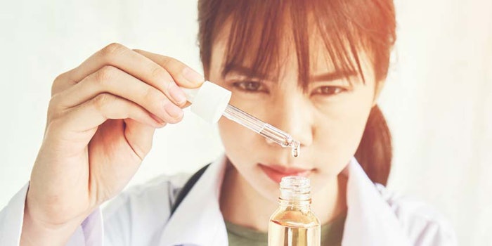 ScientistDropperStudyingLiquidClearVialAmpoule_850x425