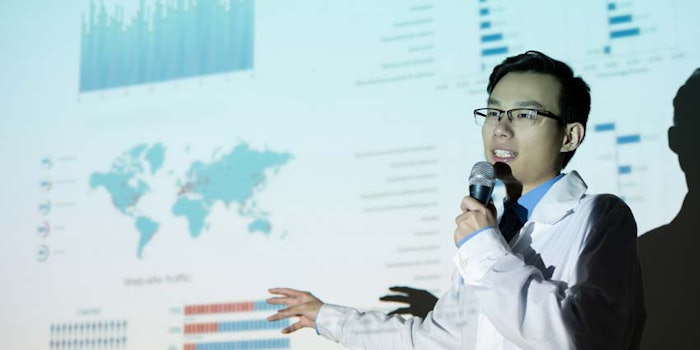 ScientistGivingConferencePresentation_850x425