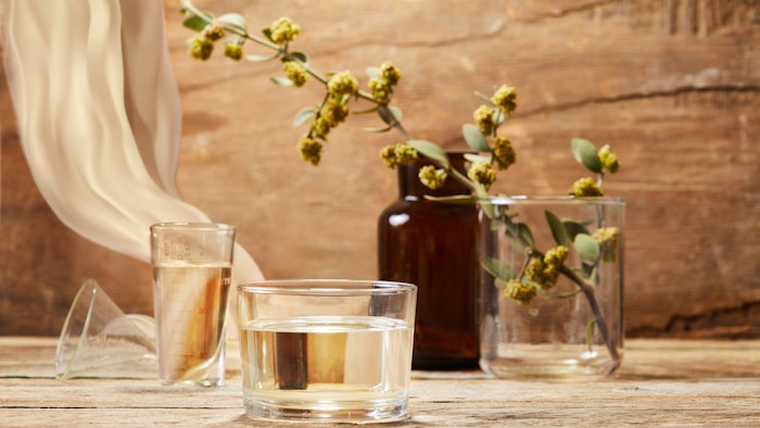 JD Lusteris acts as a non-volatile, low viscosity silicone alternative that provides film-forming capabilities for hair protection, which results in a healthy, shiny look.