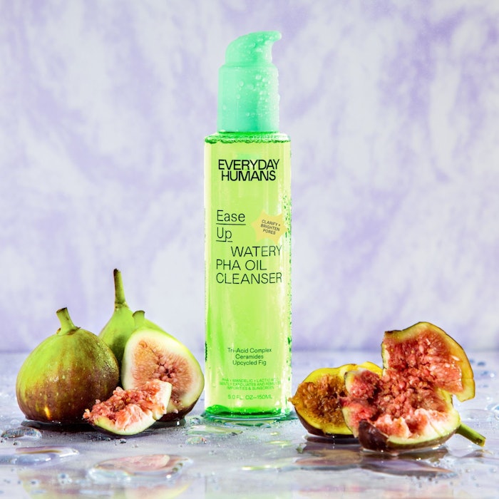 Everyday Humans Ease Up PHA Watery Oil Cleanser removes SPF and fights against photoaging symptoms caused by sun damage.