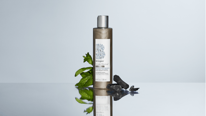 Briogeo Scalp Revival MegaStrength+ Dandruff Relief Shampoo uses binchotan charcoal, lactic acid and 3% salicylic acid to detoxify and clean the hair and scalp.