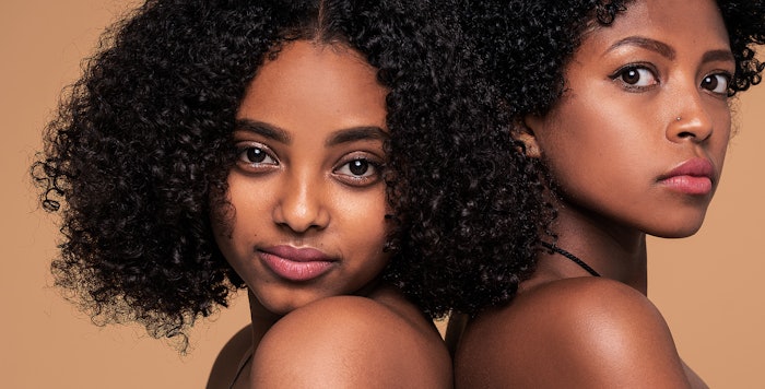 DeeperCaps are encapsulated pigments dedicated to darker skin tones, which adhere to skin and give coverage with a natural color match without a white-cast effect.