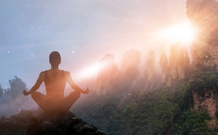 Õsmosys helps consumers embrace a lifestyle around conscious beauty by learning how to balance both ego and ecosystems.