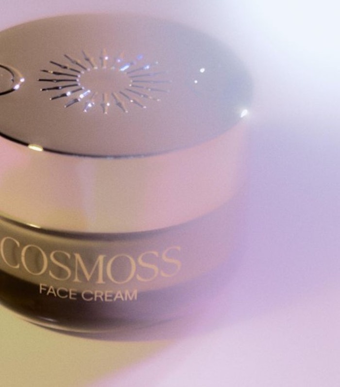 The Face Cream features a formula rich with botanical extracts that nourishes the skin and decreases the effect of oxidative stress.