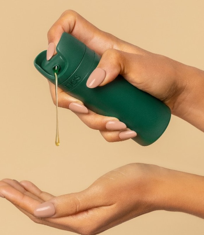 The bottle features a leak-tight dual locking system and airless pump design.