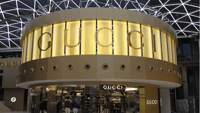 Gucci Flora Gorgeous Jasmine Eau de Parfum offers scent notes of mandarin, bergamot, black pepper, jasmine grandiflorum, magnolia accord, jasmine sambac, rose damascena, sandalwood, benzoin and patchouli.