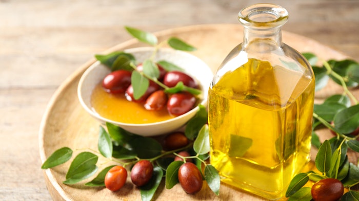 Jojoba Desert tested whether applying jojoba oil to the face would signal the skin to reduce the secretion of sebum, resulting in healthier-looking skin.