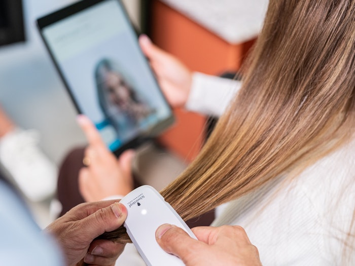 The SalonLab Smart Analyzer enables hairdressers to recommend products and services best suited for each client’s hair type by analyzing hair at a molecular level. The technology uses a near-infrared sensor to measure the quality of the inner hair condition instead of only analyzing the hair’s outer appearance.