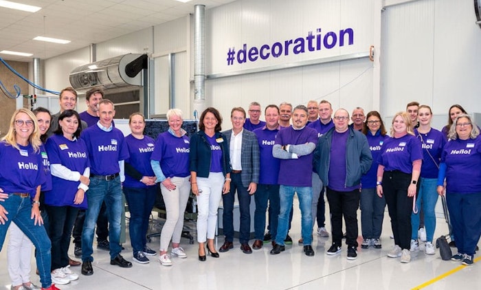 The decoration center is staffed by 36 employees, with specialist training in decorating techniques.
