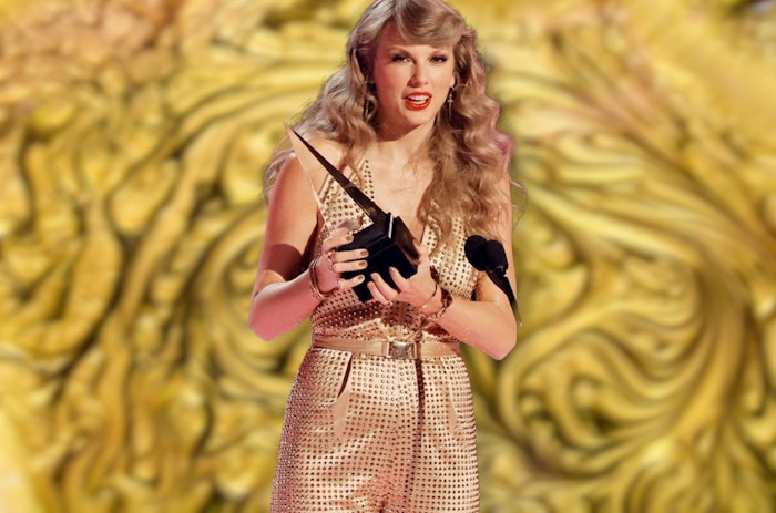 Taylor Swift picked up six American Music Awards with gold nails by manicurist Lisa Peña-Wong