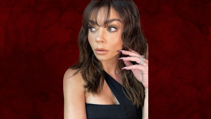 Learn how-to create Sarah Hyland's Critics' Choice Awards nail look from manicurist Thuy Nguyen.