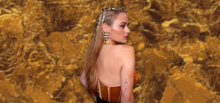 Joey King attended the Schiaparelli event in Los Angeles in a dazzling golden outfit. Learn how celebrity hairstylist Dimitris Giannetos brought her hair look to life using products from Uberliss.