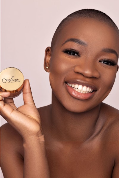 Omolewa Cosmetics’ “Filter in a Jar” HD Queen Finishing Powders are designed to “instantly blur out enlarged pores, fine lines, wrinkles and skin imperfections” and offer long wear.