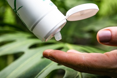 Infused with valuable ingredients like vitamin E and avocado oil, this scrub nourishes and hydrates your feet, restoring their natural moisture balance.