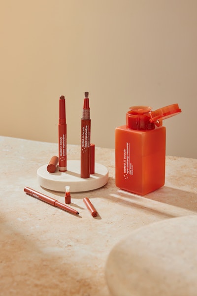 Cosmopak's silky vibrant liquid shadow pen imparts a high level of pearl with small reflective qualities around the eyes. The airtight pens are designed to extend the shelf life of products like liquid lipsticks, eyeshadows and concealers. The available brush tips are reportedly easy to clean, while the pen’s valve evacuates all product.