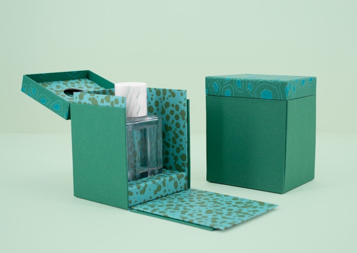 The lid is connected to the base and releases the front panel of the box, revealing the product, also highlighted by the decorated interior setup, including a removable wedge.