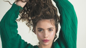 By preventing the hair's moisture porosity, PinoPlex can lock in hydration to smooth out damaged hair fibers.