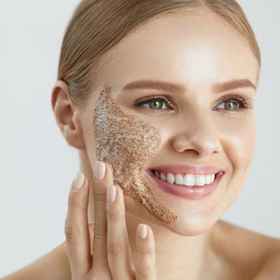 Eco-Shell presented its ground walnut shell materials for beauty at in-cosmetics Global.