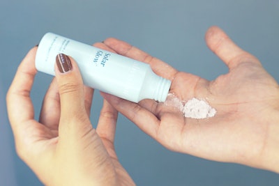 Key ingredients include scalp-soothing peppermint oil, oil-absorbing rice starch, sweet orange peel oil for hair and scalp antioxidant defense, and zinc oxide and ferulic acid for UV protection.