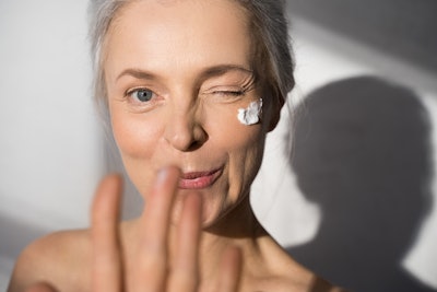 A clinical study on 48 women (Gaïaline vs. placebo) reportedly confirmed that Gaïaline strengthens the skin barrier by stimulating the skin’s essential lipids (long ceramides) and maintains its moisture.
