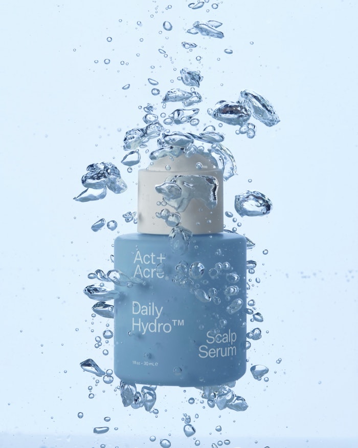 By supporting the scalp barrier, the Daily Hydro serum protects against environmental aggressors, oxidative stress and moisture loss to ultimately boost hair longevity.